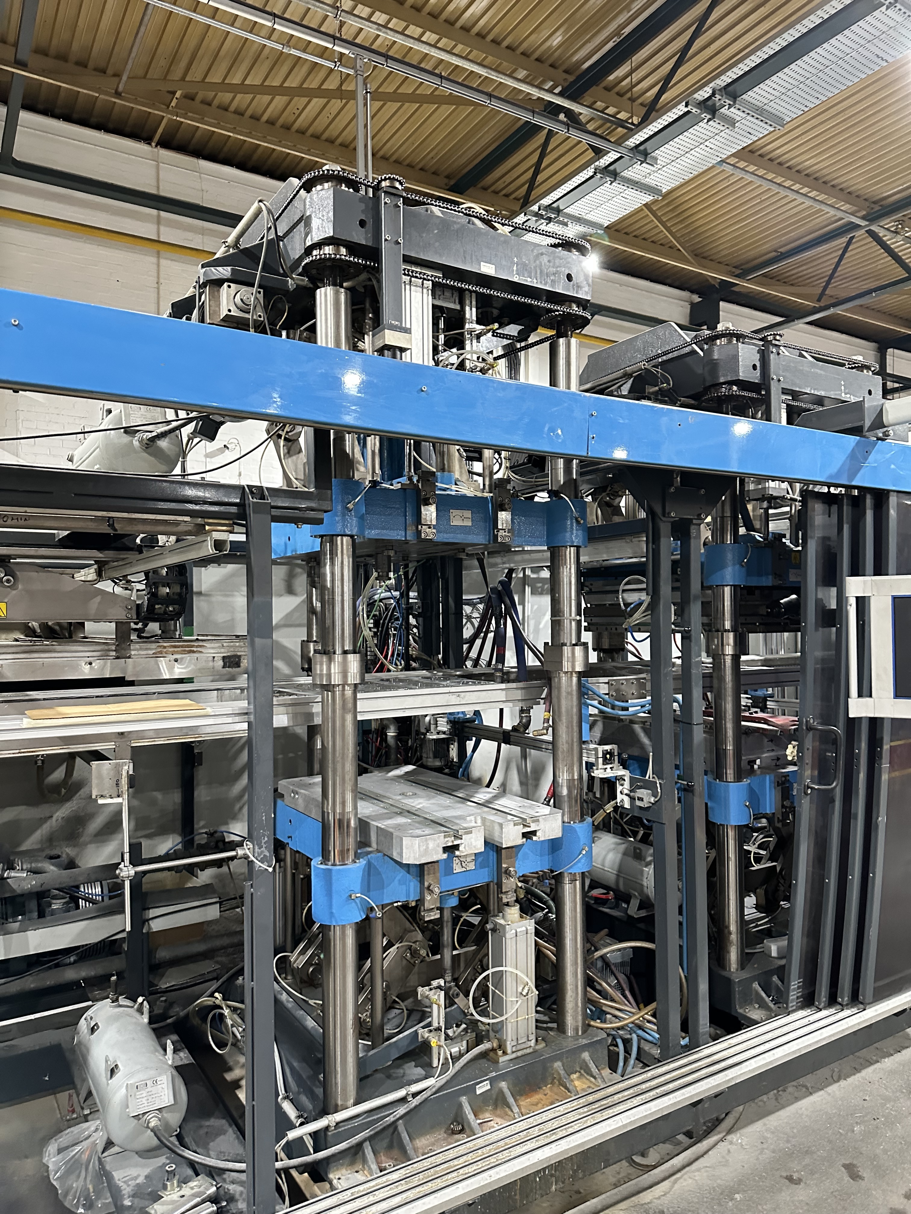 Kiefel KMD 75 BFSS Universal Automatic Roll-Fed Thermoforming Machine (2002)