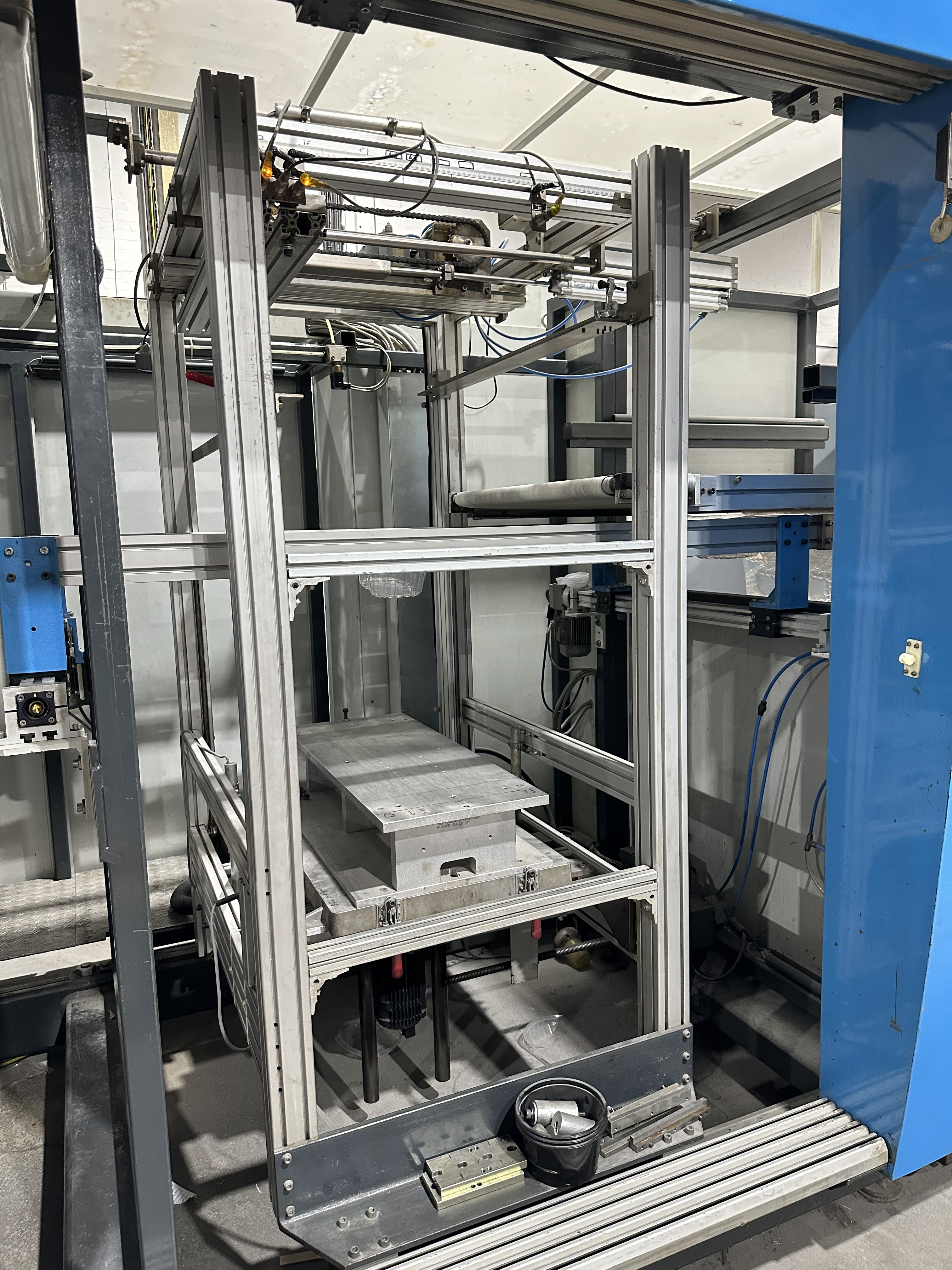 Kiefel KMD 75 BFSS Universal Automatic Roll-Fed Thermoforming Machine (2002)