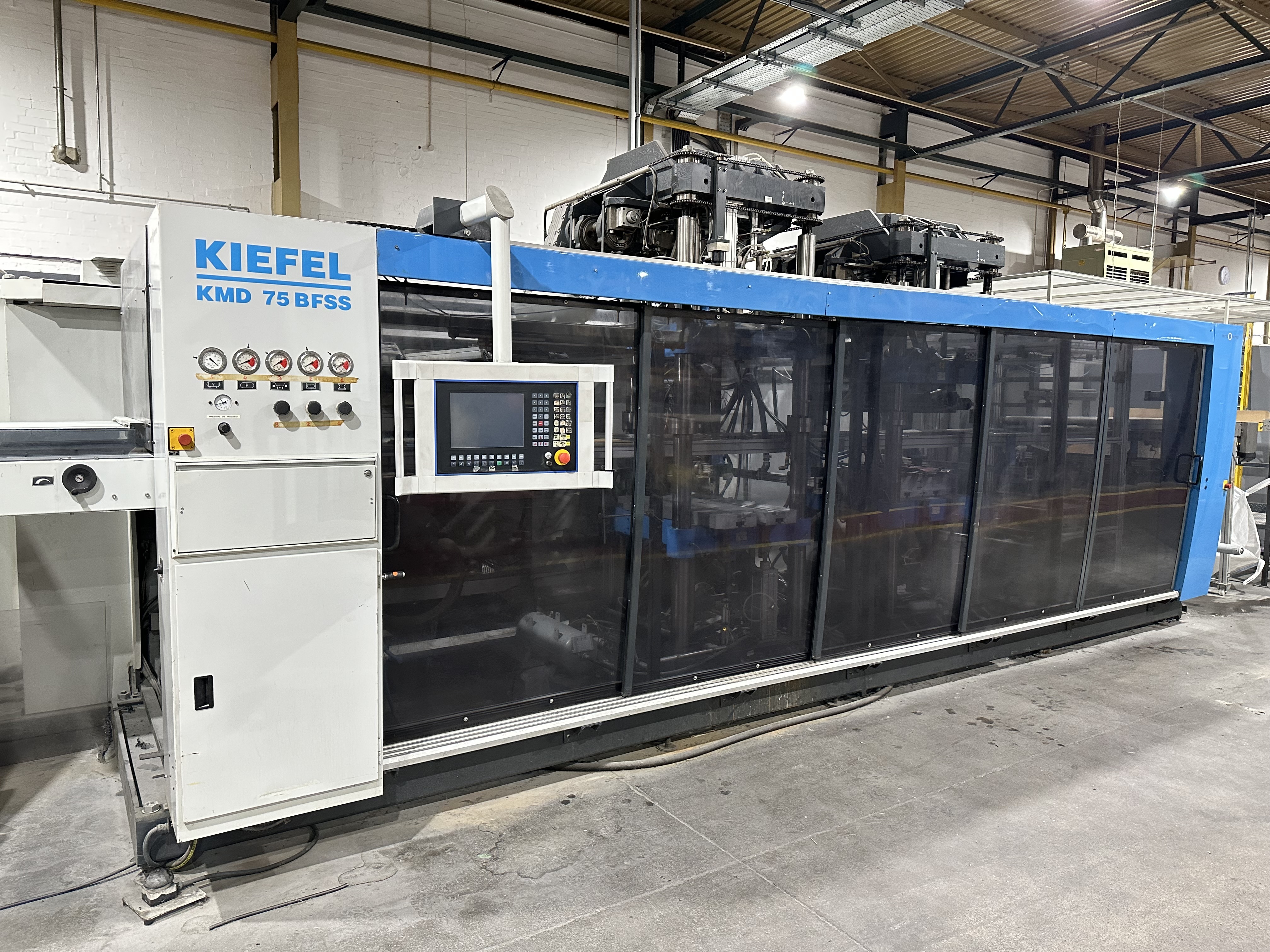Kiefel KMD 75 BFSS Universal Automatic Roll-Fed Thermoforming Machine (2002)