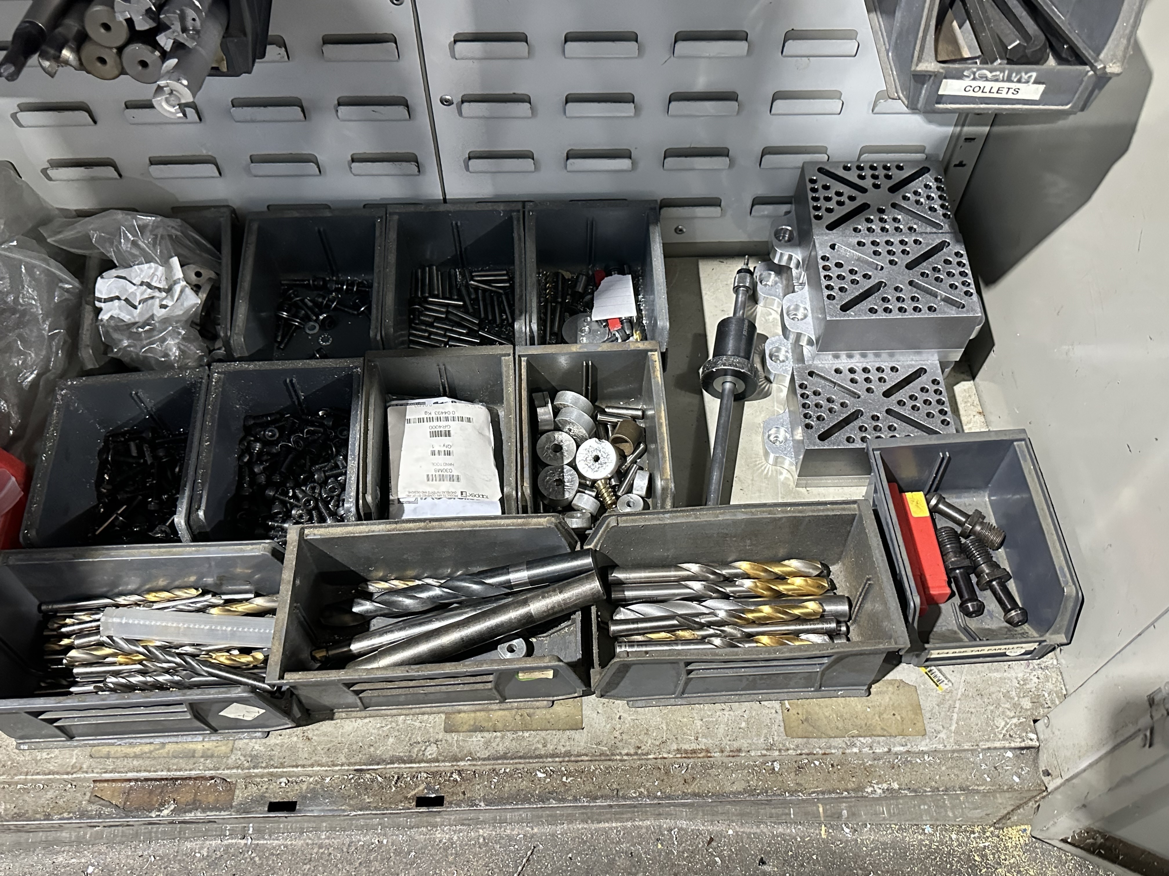 Various ER Collets, Drills & Cutter in 2 Door Cabinet