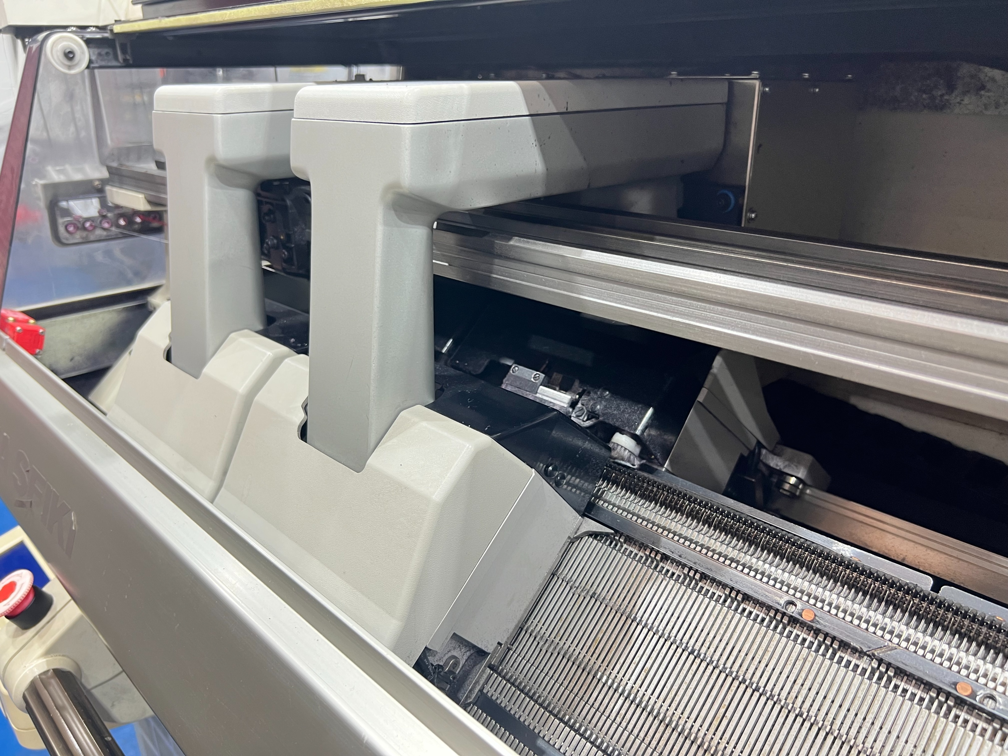 Shima Seiki SFJ 202-T Flat Bed Knitting Machine