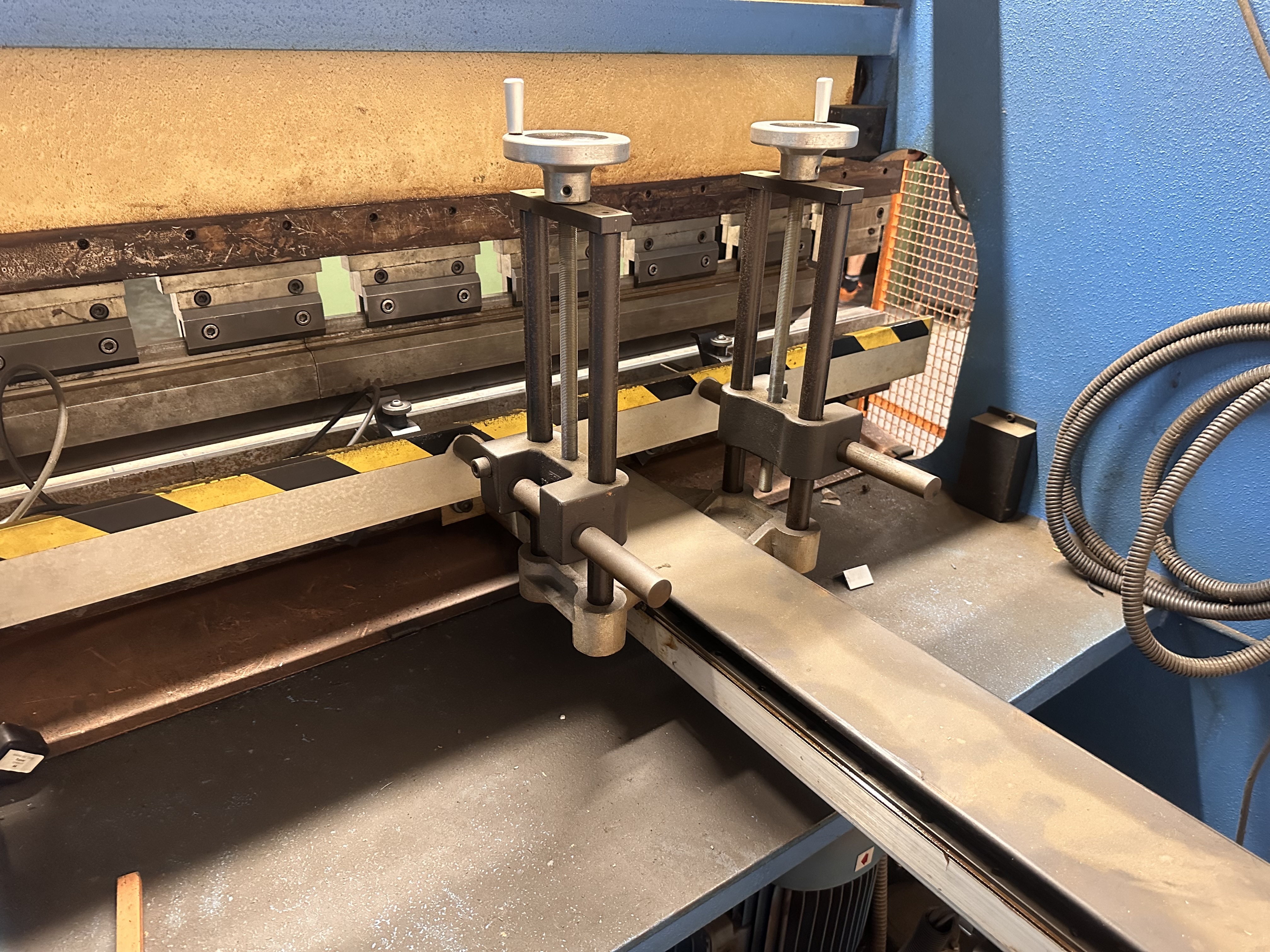 Hurco Megoform Hydraulic Press Brake with Autobend 7 Control