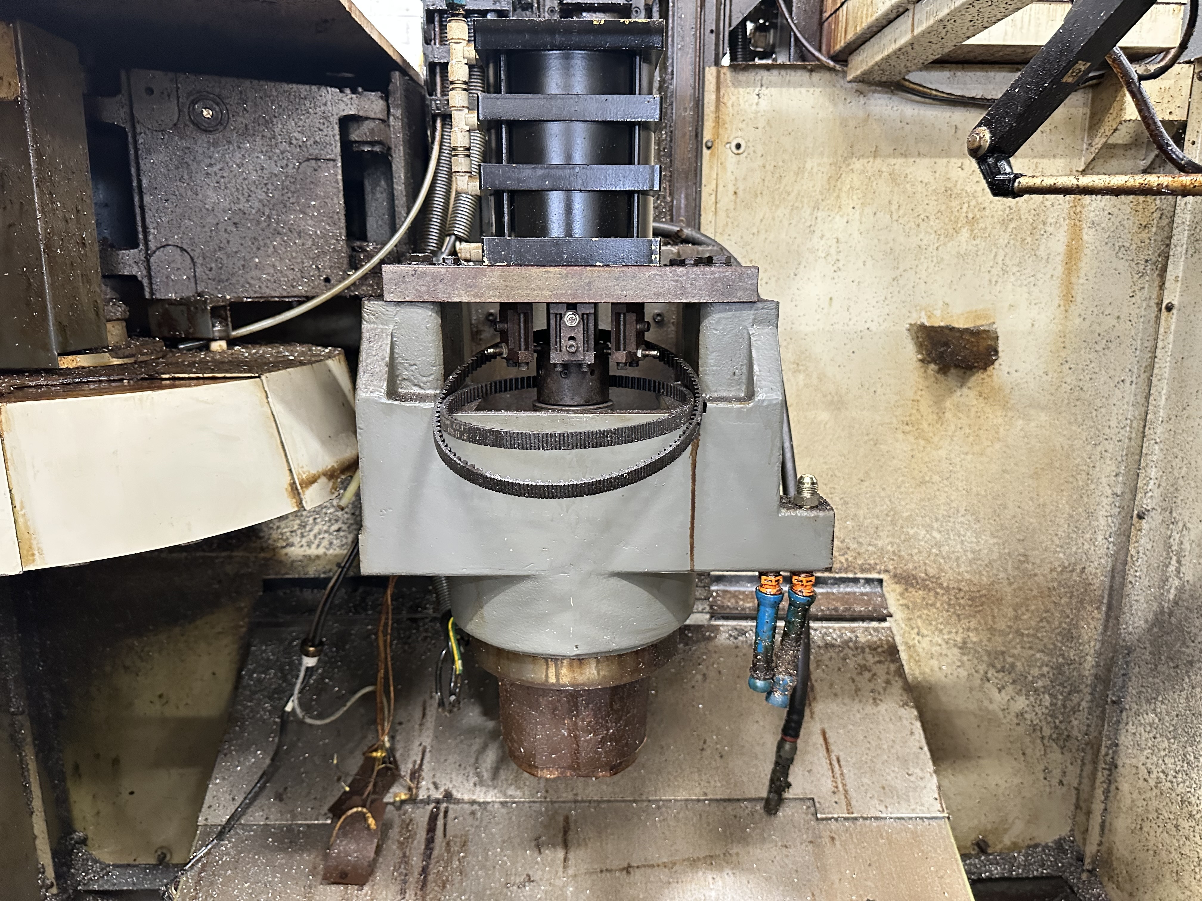 Cincinnati Milacron Arrow 500 CNC Vertical Mill with Acramatic 2100 Control
