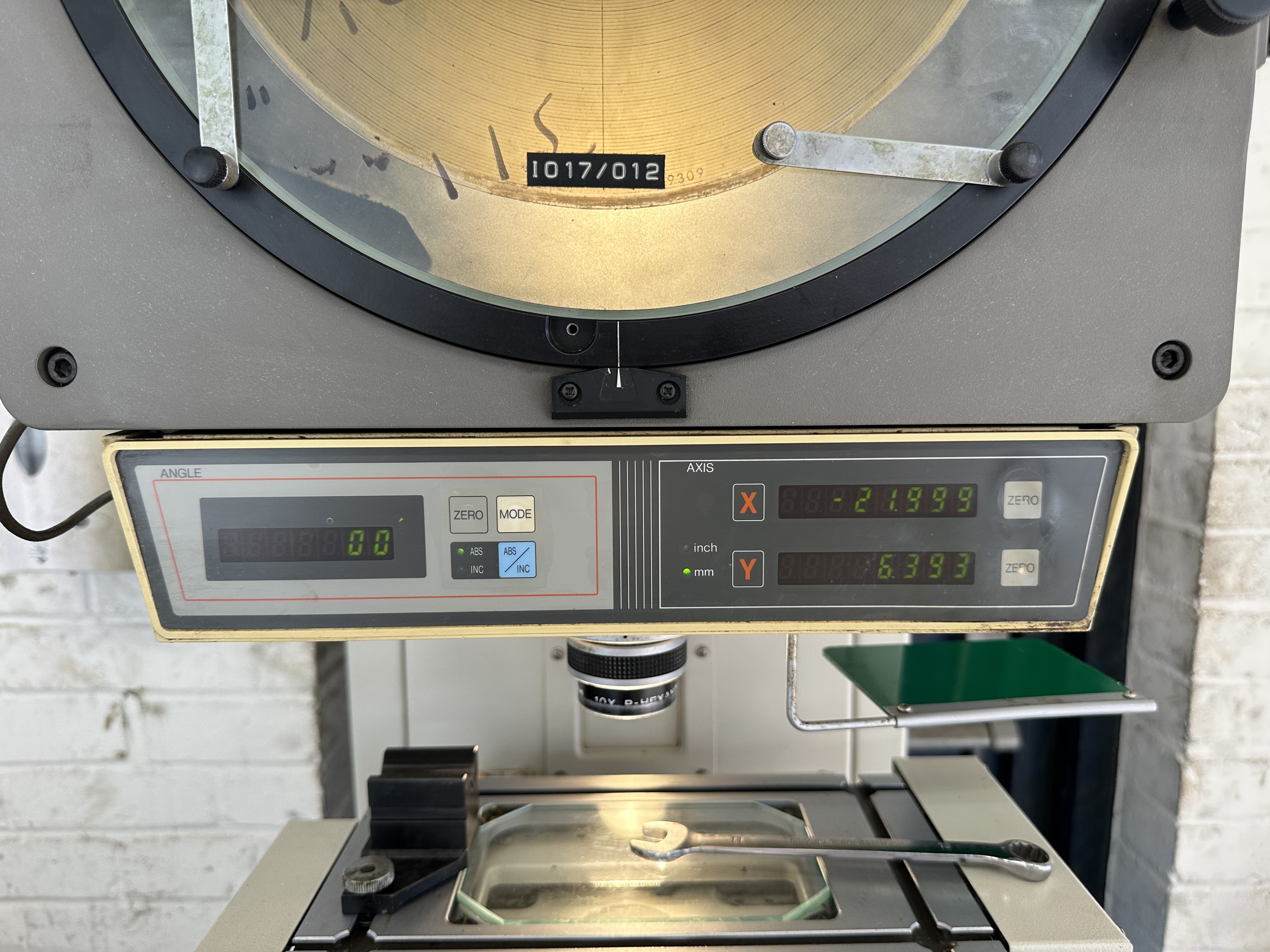 Mitutoyo PJ300 Profile Projector/Shadow Graph