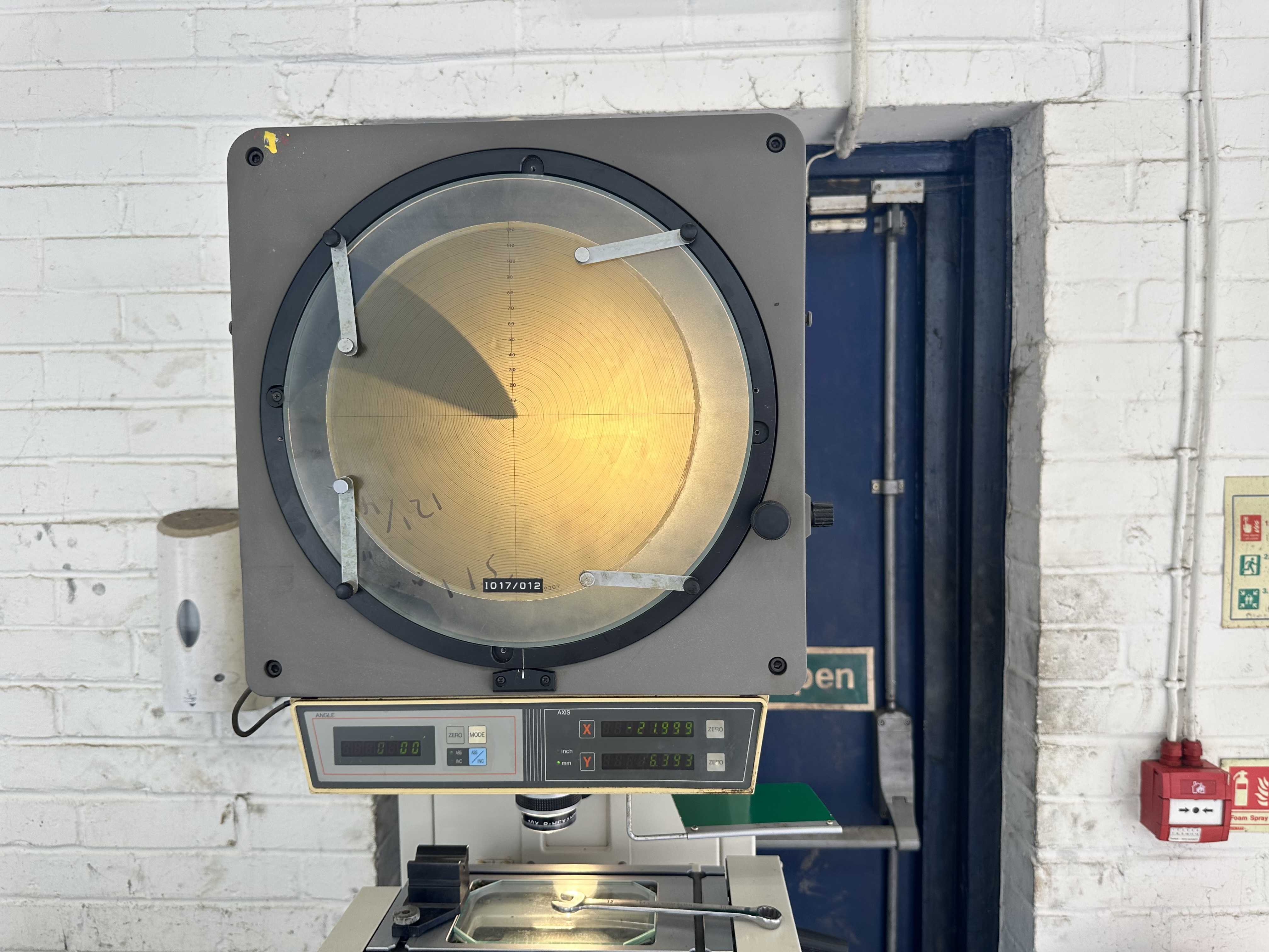 Mitutoyo PJ300 Profile Projector/Shadow Graph