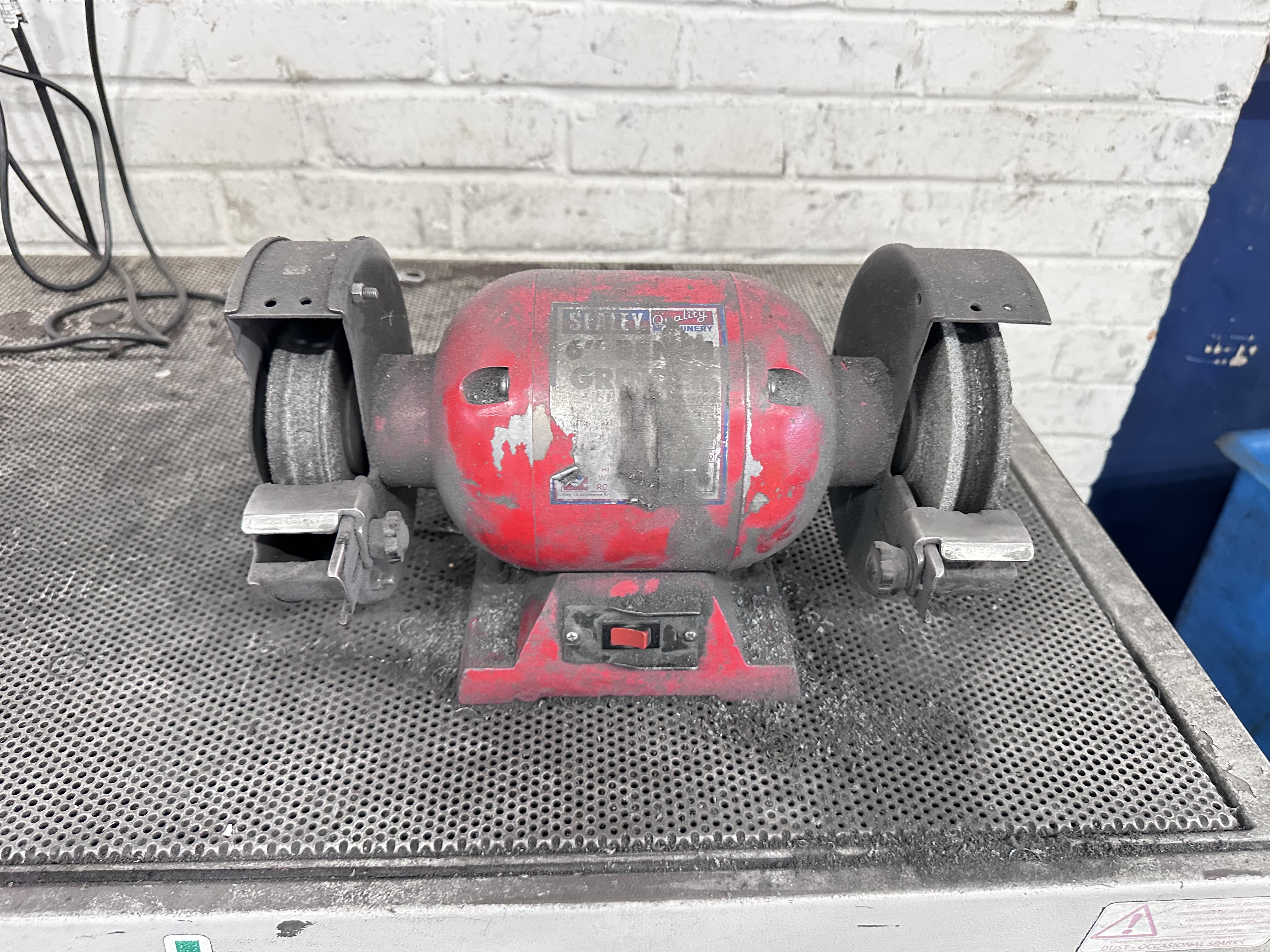 Air Bench with (2) x Sealey 150mm Bench Grinders
