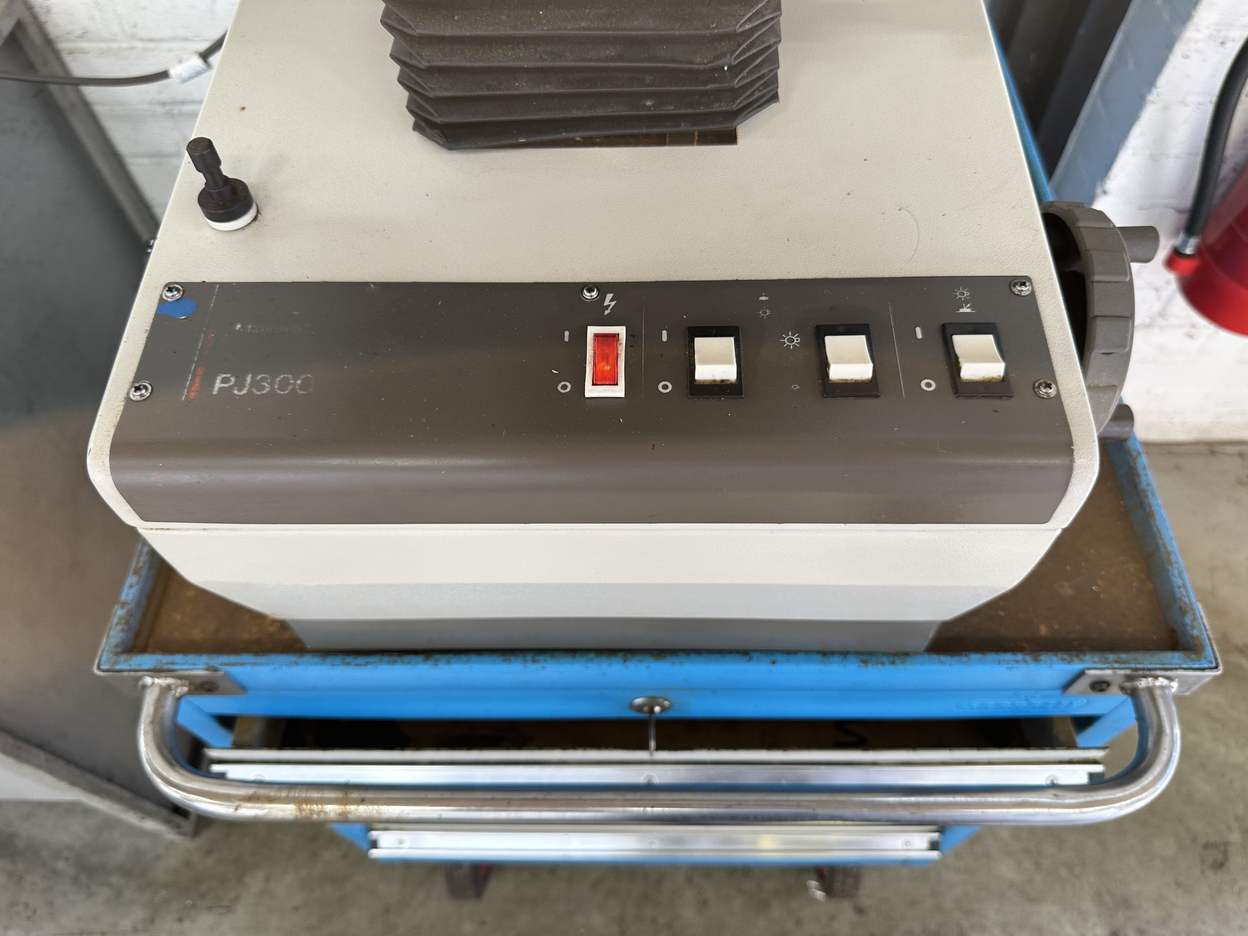 Mitutoyo PJ300 Profile Projector/Shadow Graph