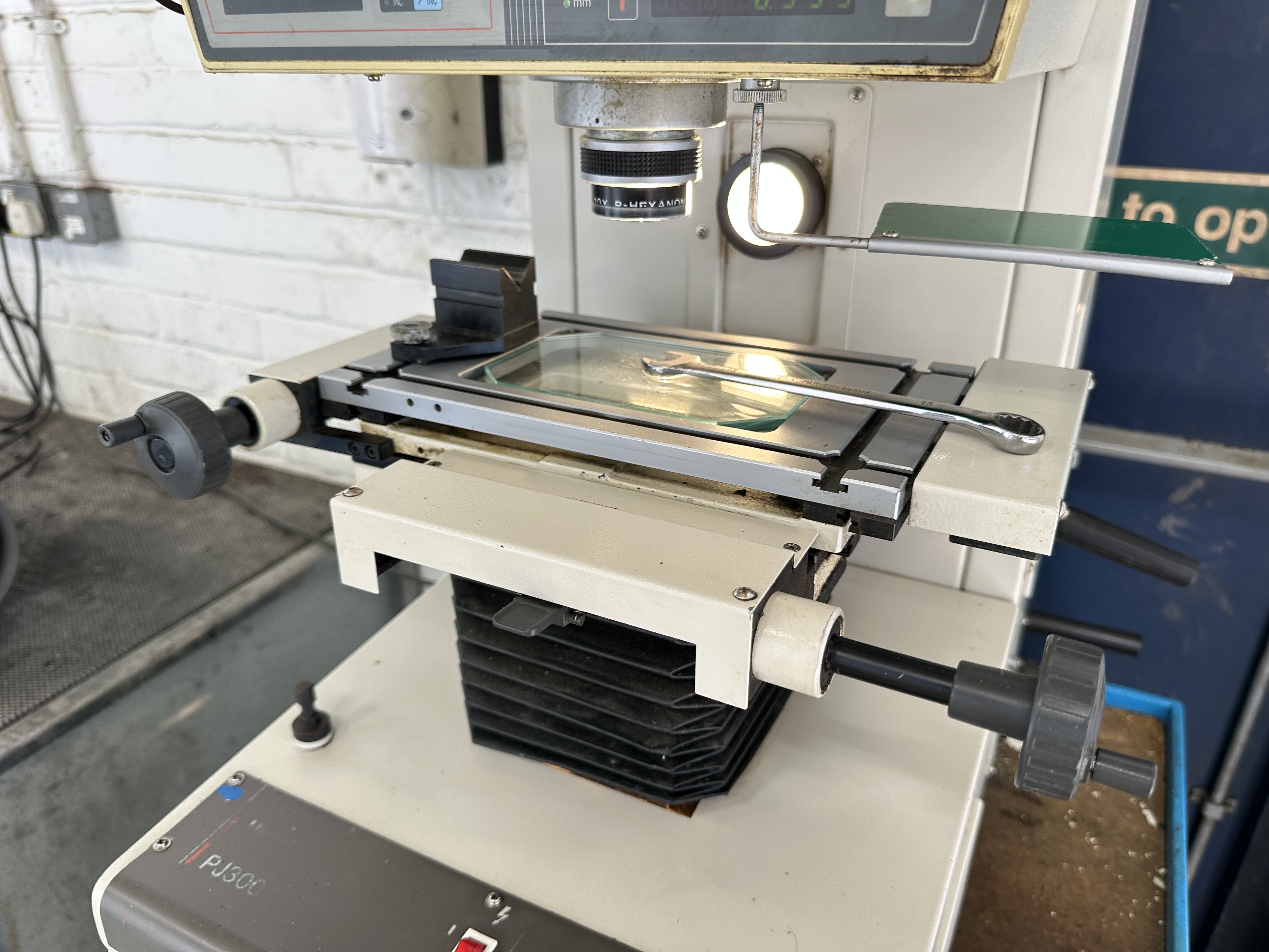 Mitutoyo PJ300 Profile Projector/Shadow Graph