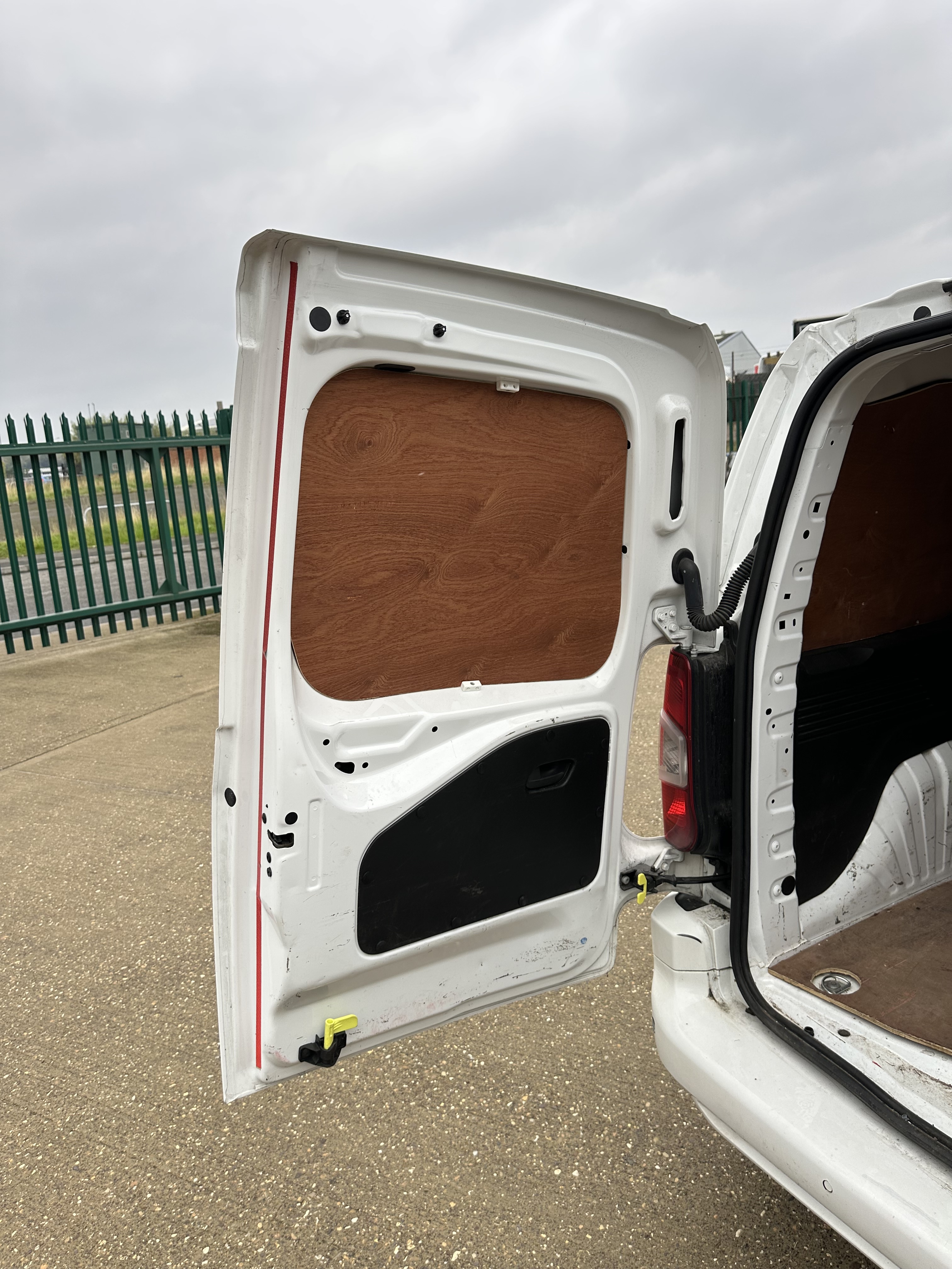 Vauxhall Combo 2300 Sportive S/S panel van Registration no: DL70 LCG