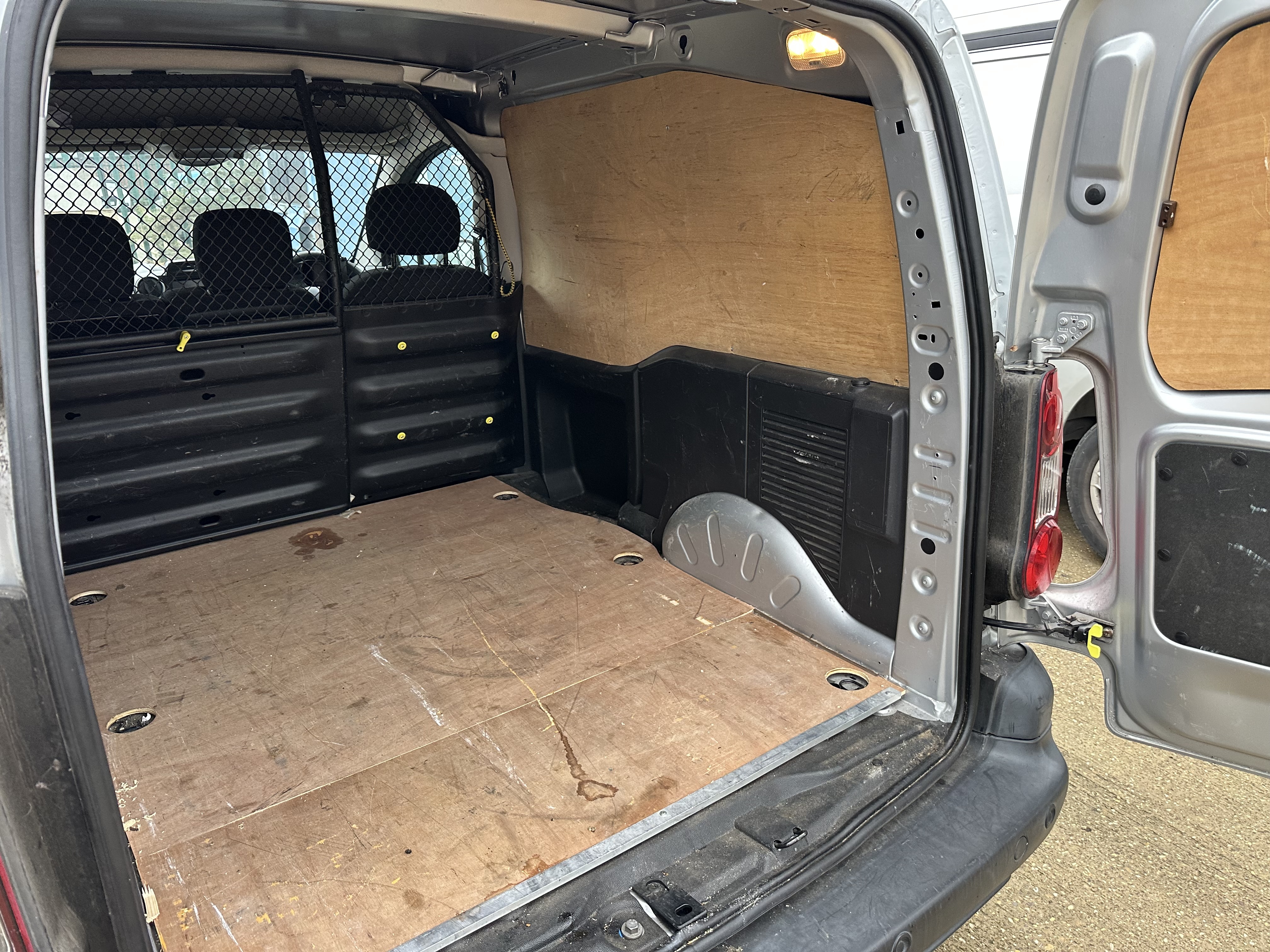Peugeot Partner Professional L1 Blue HDI panel van Registration no: YX18 KKD