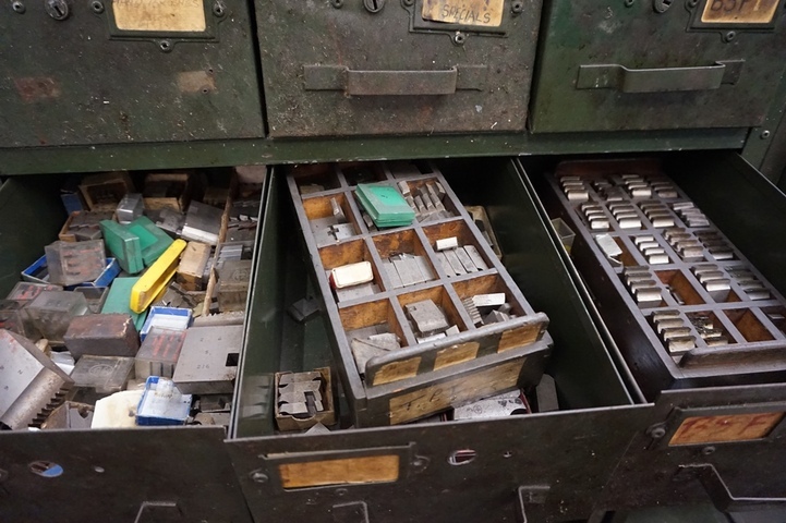 Cupboard with Qty Thread Chasers