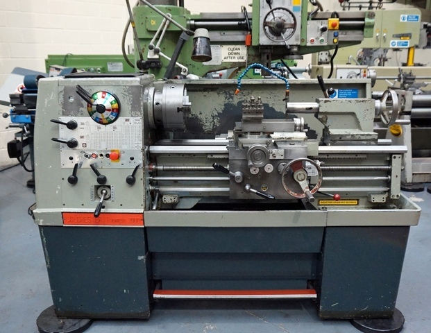 Colchester Triumph 2000 Straight Bed Centre Lathe