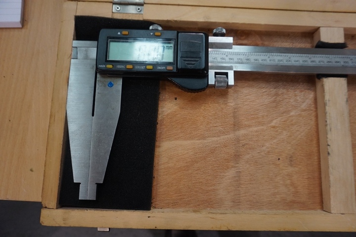 0 – 1000mm Digital Vernier Calipers and (1) Digital Vernier Caliper