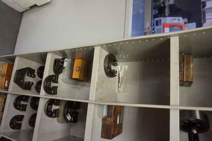 Qty Thread Gauges and Cabinet