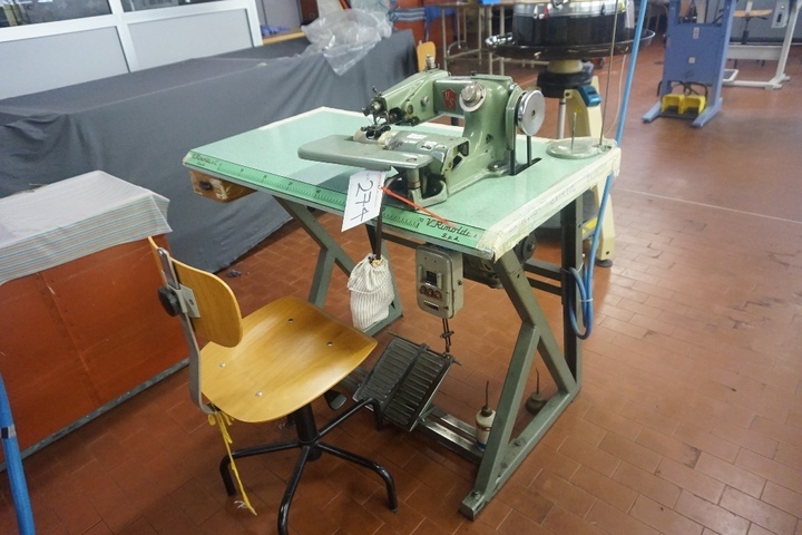 US Model 718 Sewing Machine