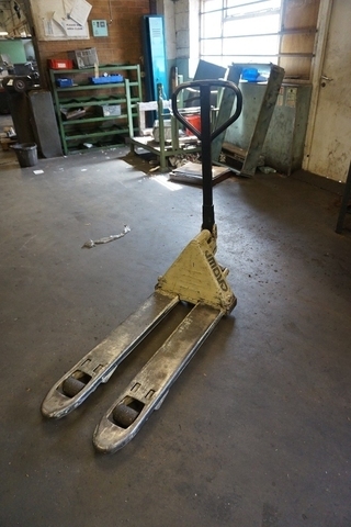 Crown Pallet Truck