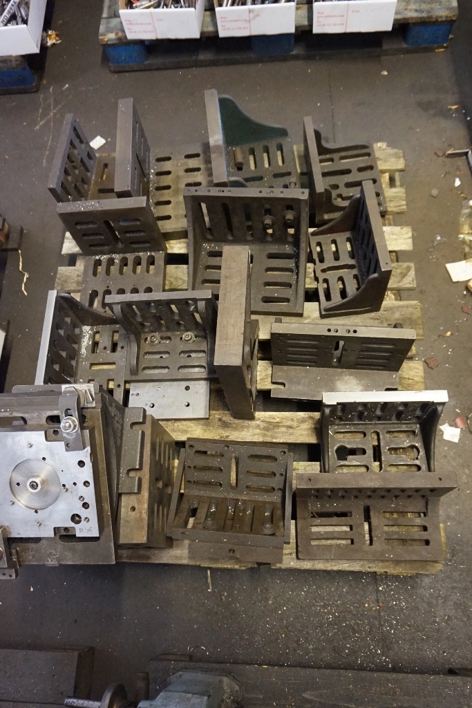 Qty of L Shaped Brackets & 10” x 12” Cube