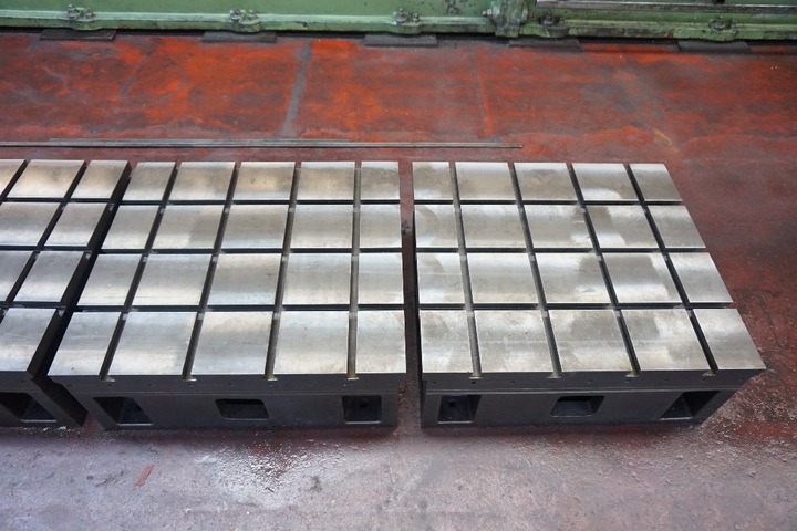 (2) Tee Slotted Setting Up Tables: 880mm x 800mm x 340mm High.