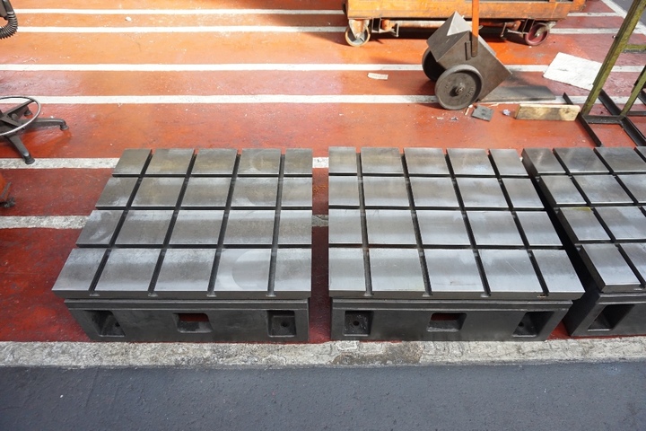 (2) Tee Slotted Setting Up Tables: 880mm x 800mm x 340mm High.