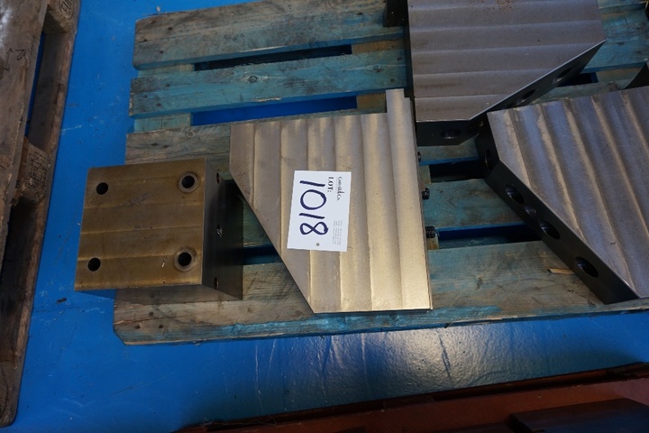 (1) x 3 Jaw Set and Riser Blocks suitable for VTL's