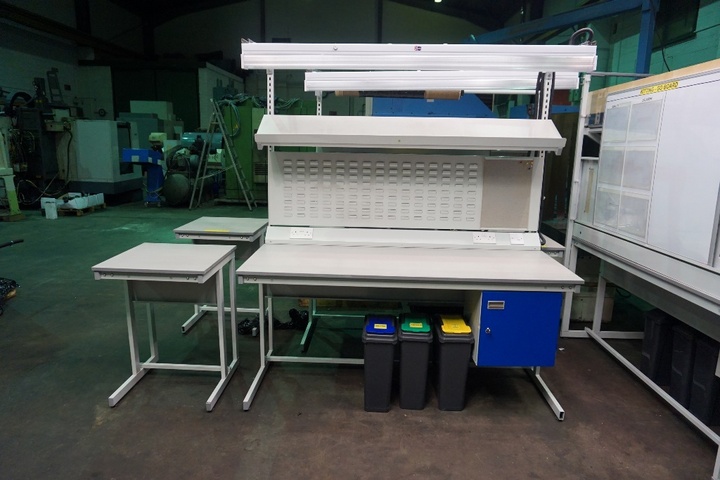 Work Bench with High Back and Lighting