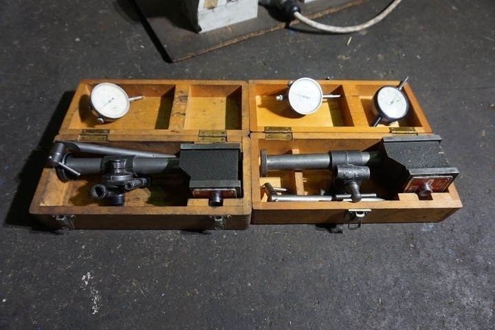 (2) x Magnetic Bases with Analogue Clocks