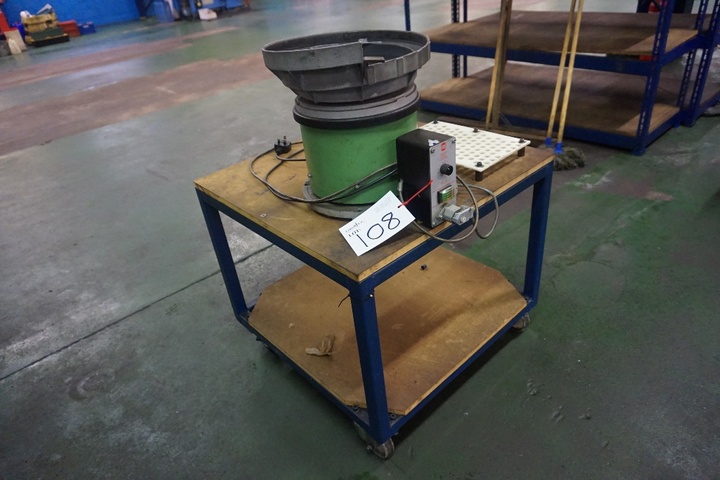 Bowl Feeder with Table