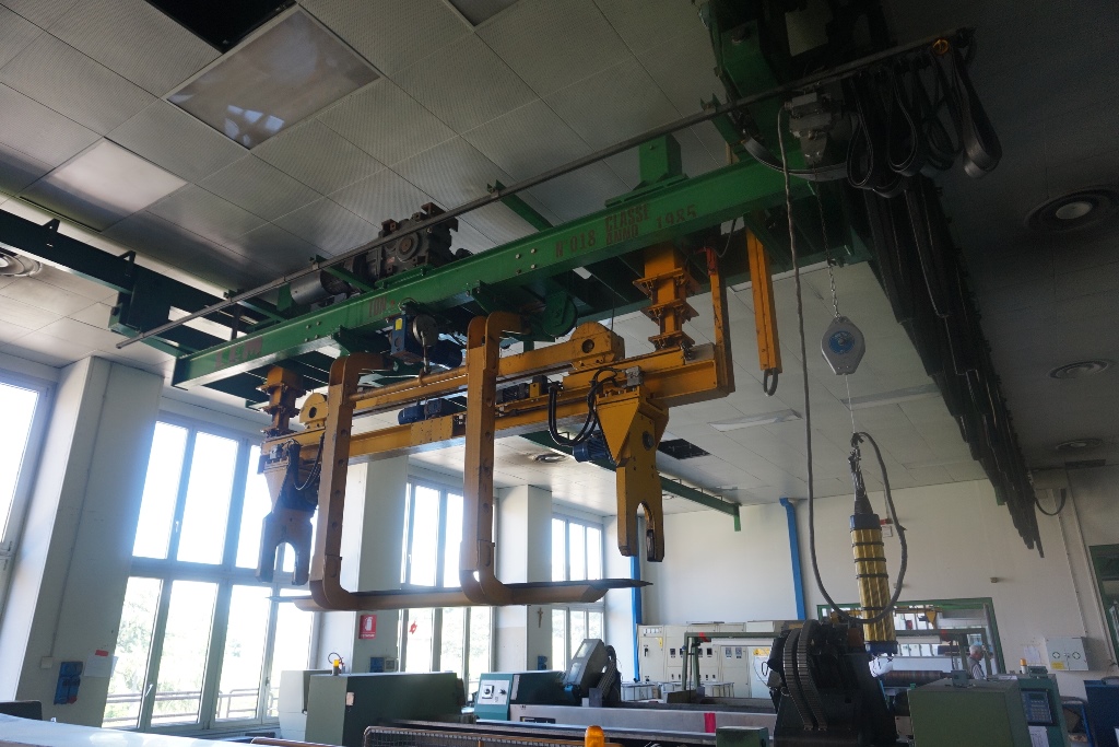 overhead-gravure-cylinder-lifting-system-comprising-two-lem-2-ton-cranes