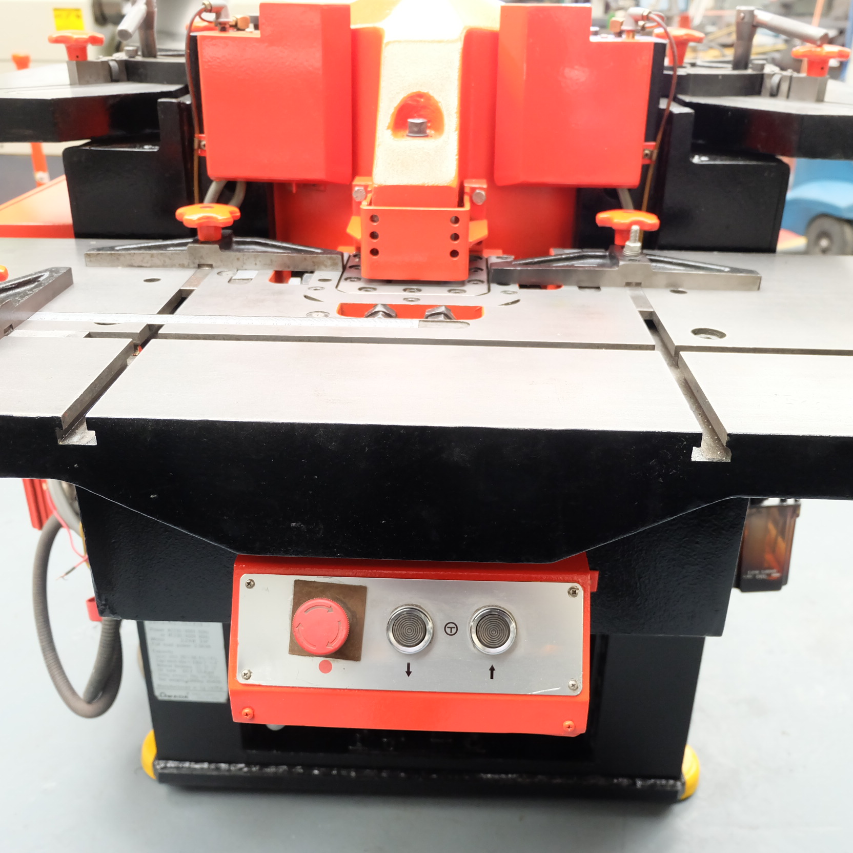 Amada Type CSW220 Hydraulic Sheet Metal Corner Notcher