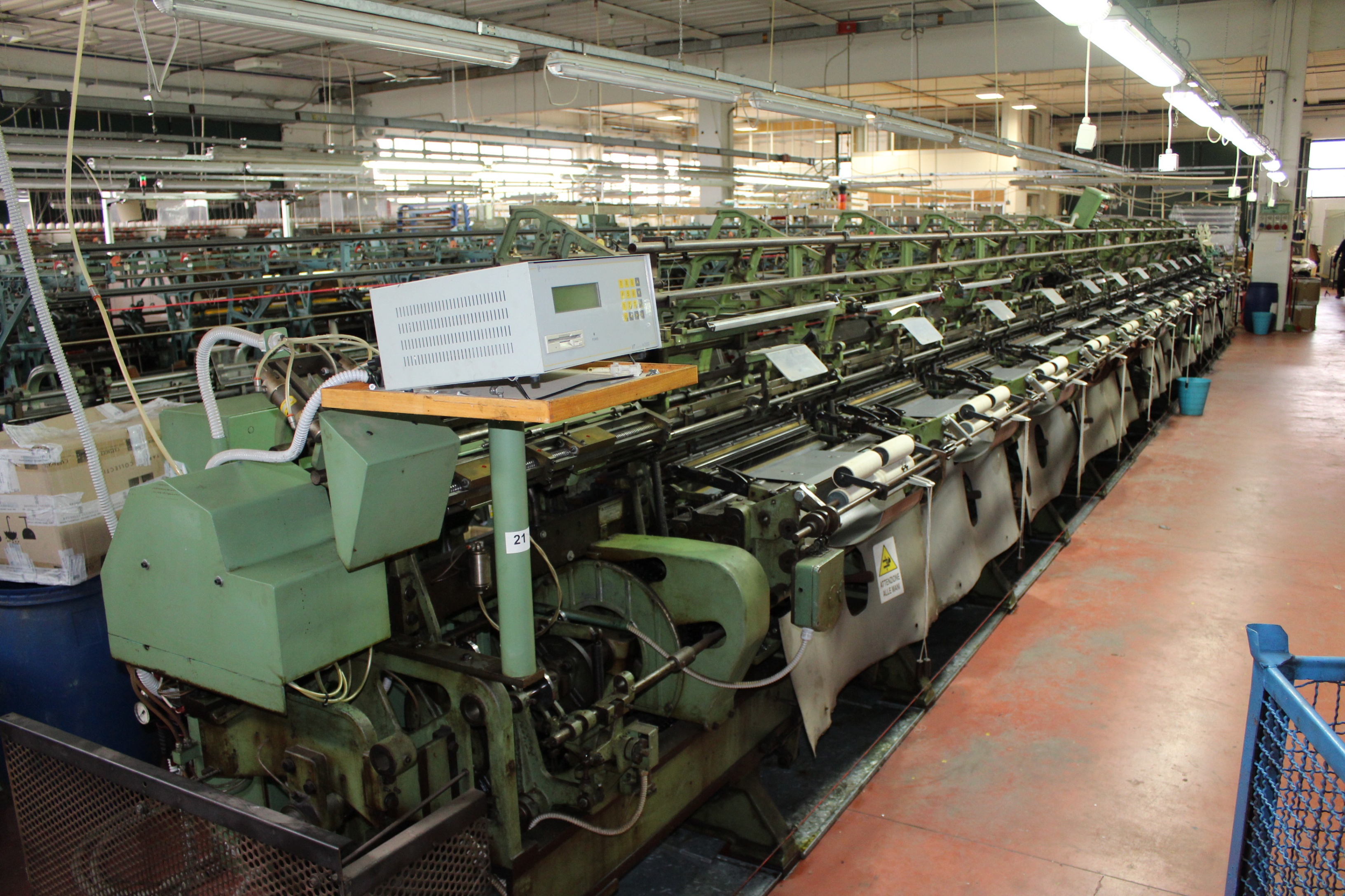 Flat knitting machines