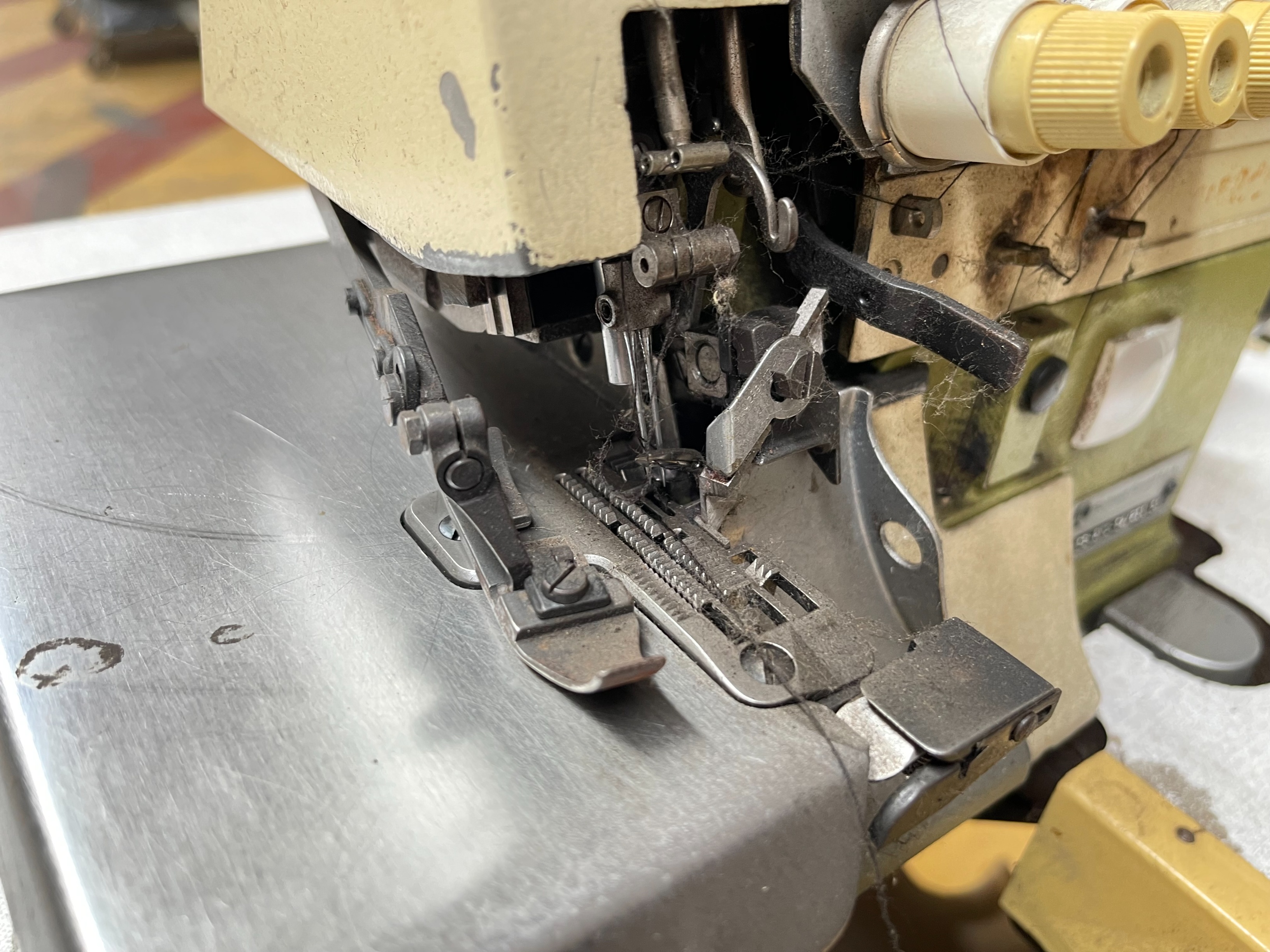 Piastra Gola Per Overlock Rimoldi 527/627 – 4,1 Mm, Ricambio Compatibile 3 Fili, Codice 202504-0-10