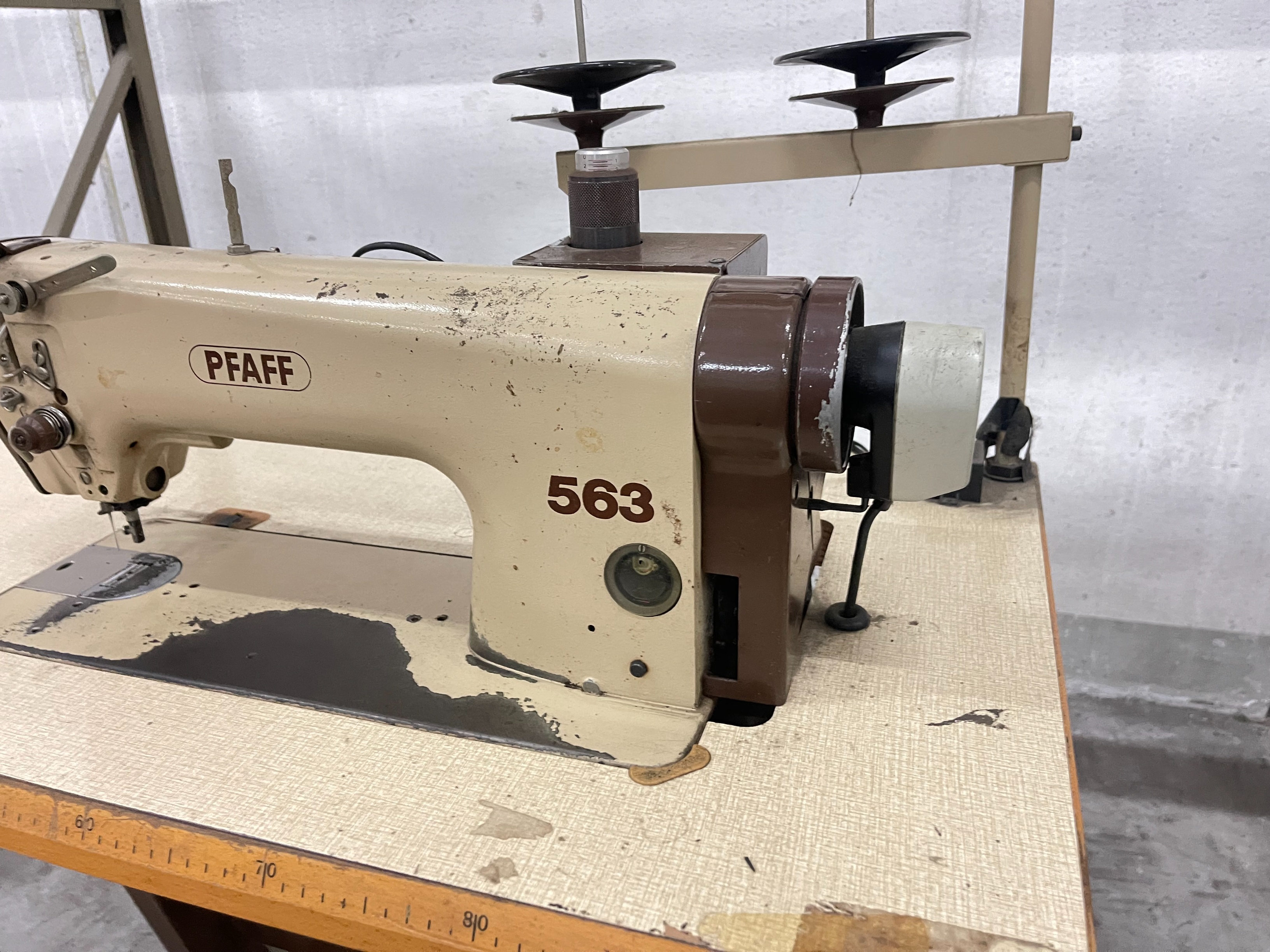 PFAFF 563 single needle industrial sewing machine